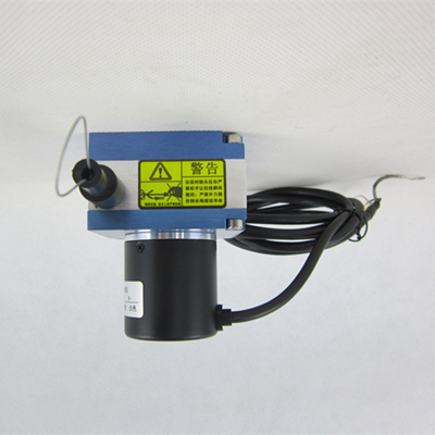 拉绳位移传感器在运行期间的防尘装置 