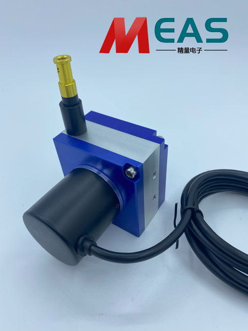 拉线位移传感器借助精密水平仪细细校验