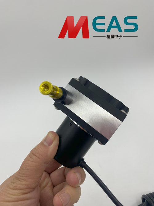 拉线位移传感器借助精密水平仪细细校验