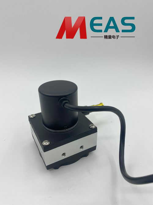 拉线位移传感器确保每一个偏移都被精准采集并校正