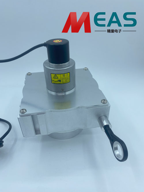 拉线位移传感器的卷簧随着距离的延伸而逐渐拉紧
