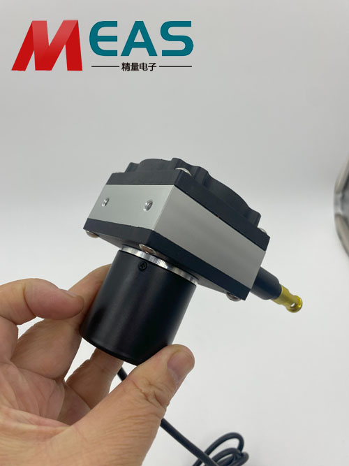 拉绳位移传感器更注重整体结构的优化和材料的选择