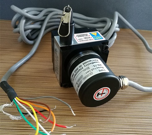 屏蔽线在位移传感器中的作用是什么？