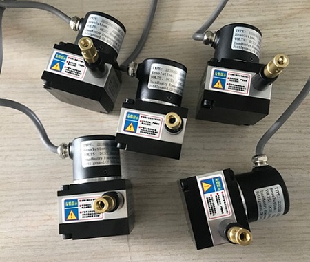 如何排除和判断磁场对位移传感器引起的故障？