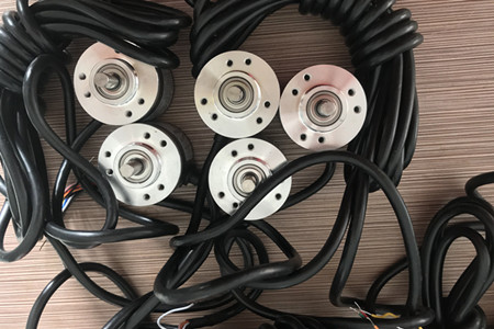 极悦娱乐科技定制的特殊位移传感器有哪些特点？