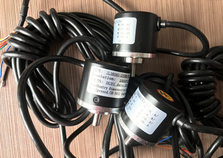 极悦娱乐科技定制的特殊位移传感器有哪些特点？