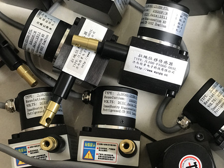 影响拉线式位移传感器精度不准确的原因？