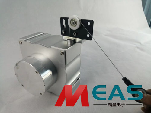 拉绳位移传感器辅助滚轮在正常工作中的受力是均衡的